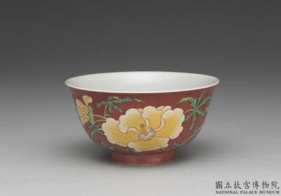 图片[2]-Bowl with floral decoration in falangcai polychrome enamels on a red ground, Qing dynasty, Kangxi reign (1662-1722)-China Archive